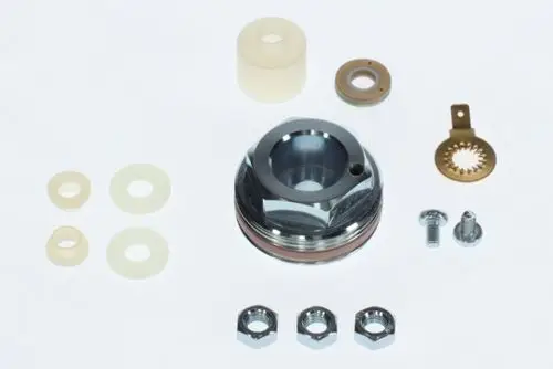 BOSCH Kleinteile Set mit verschiedenen Metall- und Gummikomponenten, einschließlich Ringen, Schrauben und einer Halterung, auf hellem Hintergrund angeordnet.